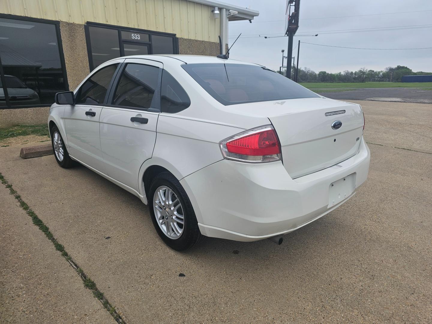 2009 WHITE Ford Focus SE Sedan (1FAHP35N49W) with an 2.0L L4 DOHC 16V engine, located at 533 S Seven Points BLVD, Seven Points, TX, 75143, (430) 255-4030, 32.313999, -96.209351 - Photo#3